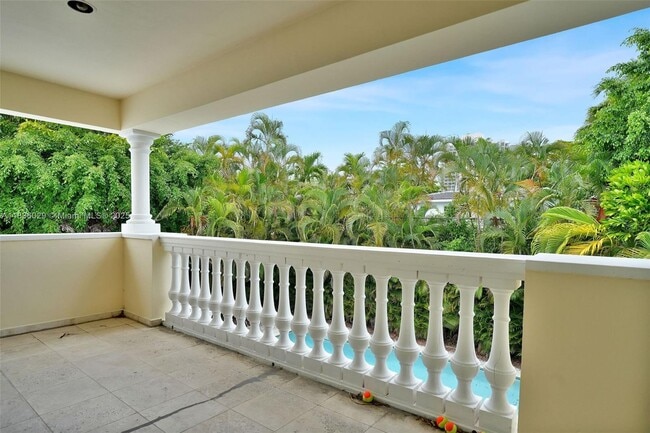 Building Photo - 5555 La Gorce Dr