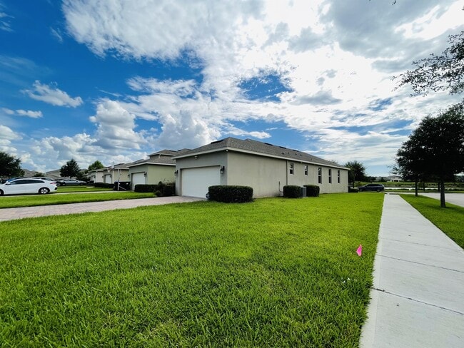 Building Photo - 8221 Lakeview Crossing Dr