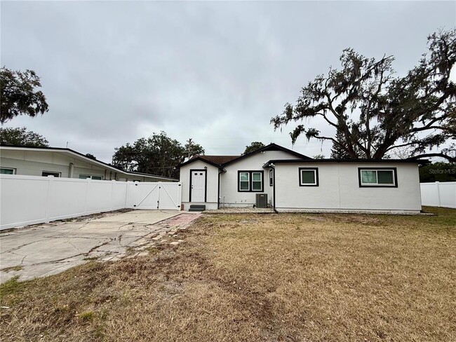 Building Photo - 901 Concord St