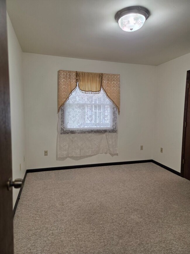 Building Photo - Quiet country rancher on large, secluded lot right at Route 1 and 288