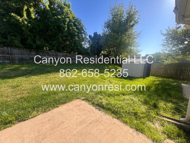 Building Photo - Hurry this Home won't last long! Great 3BR...