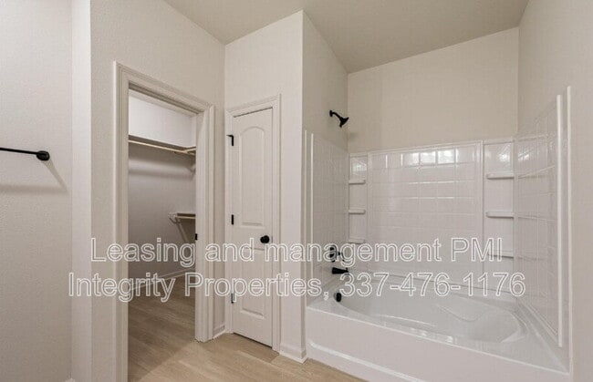 Building Photo - 606 Guillot Rd