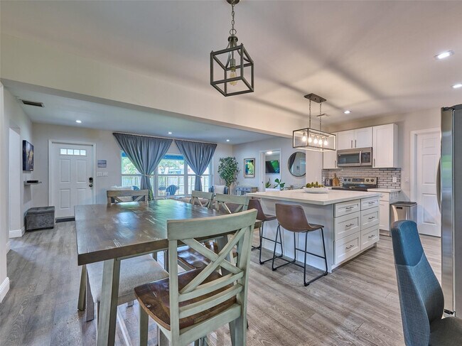 Building Photo - 801 NE 15th St