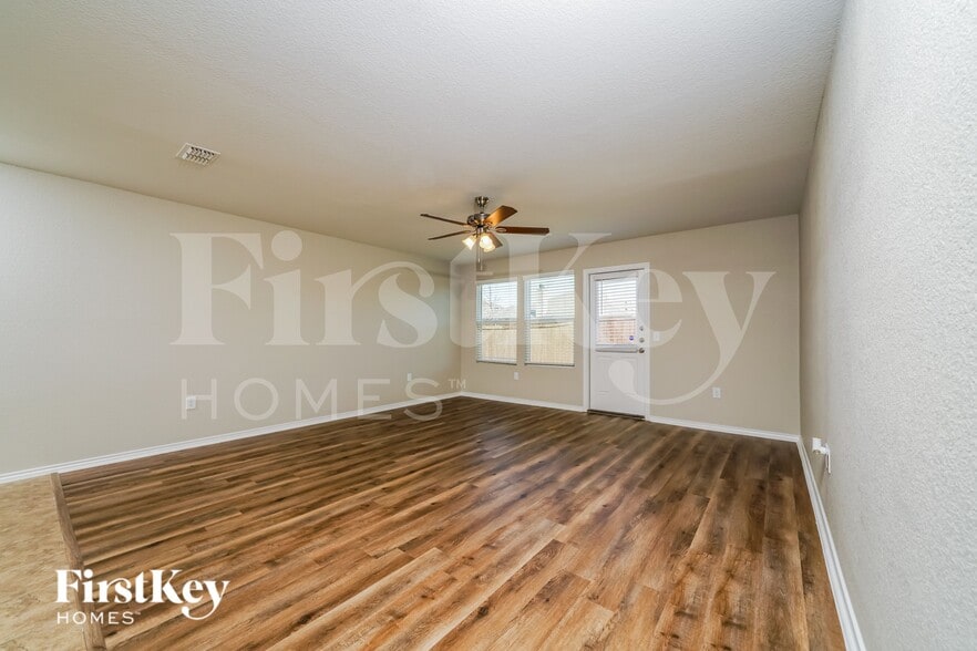 Building Photo - 1505 Vernon Dr