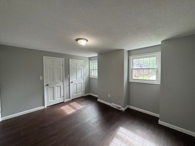 Building Photo - Refreshed 2 Bed 1.5 Bath Townhouse | Pet O...
