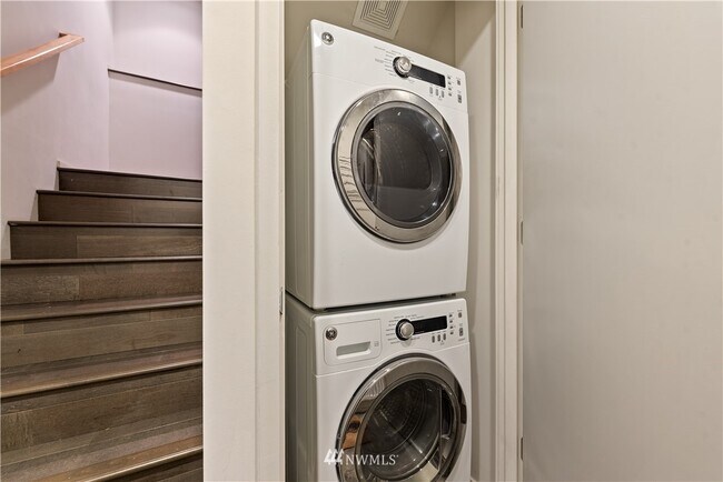 Building Photo - 2321 Boylston Ave E