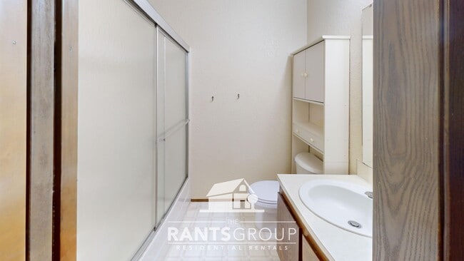 Building Photo - 832R