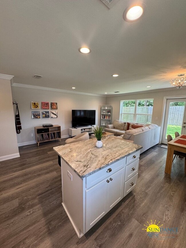 Building Photo - Beautiful 3BR/2.5BA Townhome inNiceville-Near Eglin AFB!