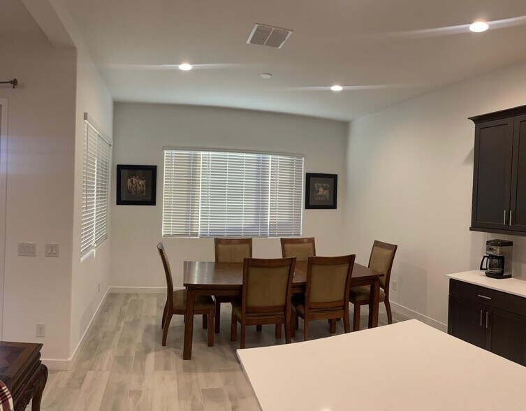 Building Photo - 9329 W Sells Dr