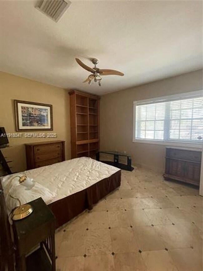 Building Photo - 232 SW 7th Ave