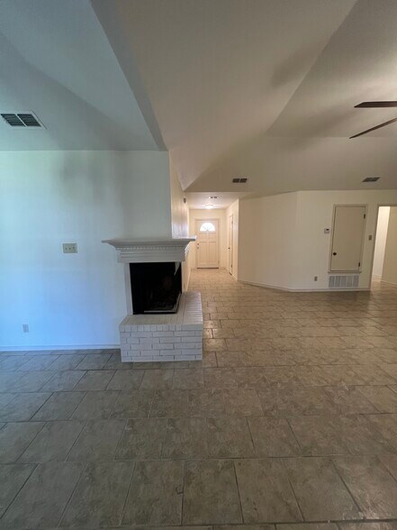 Building Photo - 1218 Saint John Loop