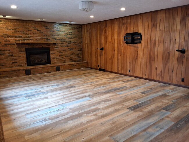 Building Photo - Oak Ridge 37830 - 4 bedroom 2.5 bath - call Sharon Arnwine 865-313-7215