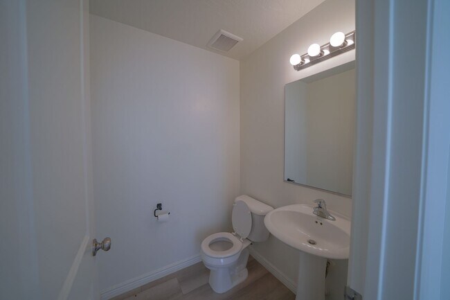 Building Photo - Spacious Townhome for Rent – Prime Location!