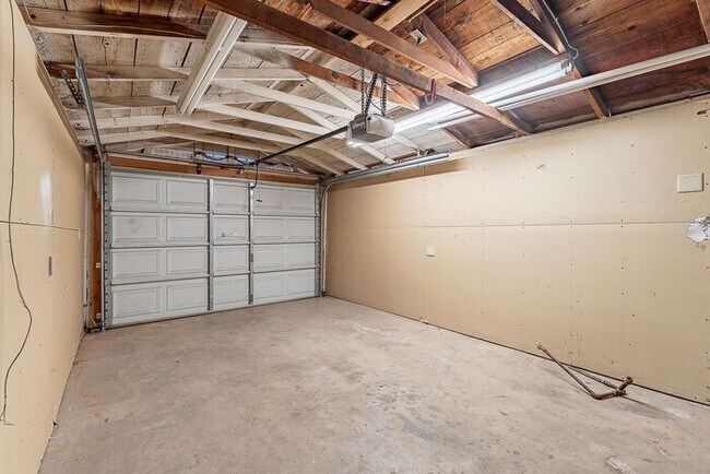 Building Photo - Centrally Located 4-Bed, 2-Bath Tucson Rental – Near U of A