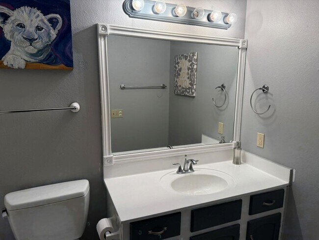 Building Photo - 907 E Meadowmere Ln