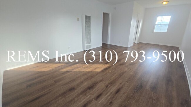 Building Photo - Bright 1 Bedroom Upstairs Apartment w/ Garage Parking