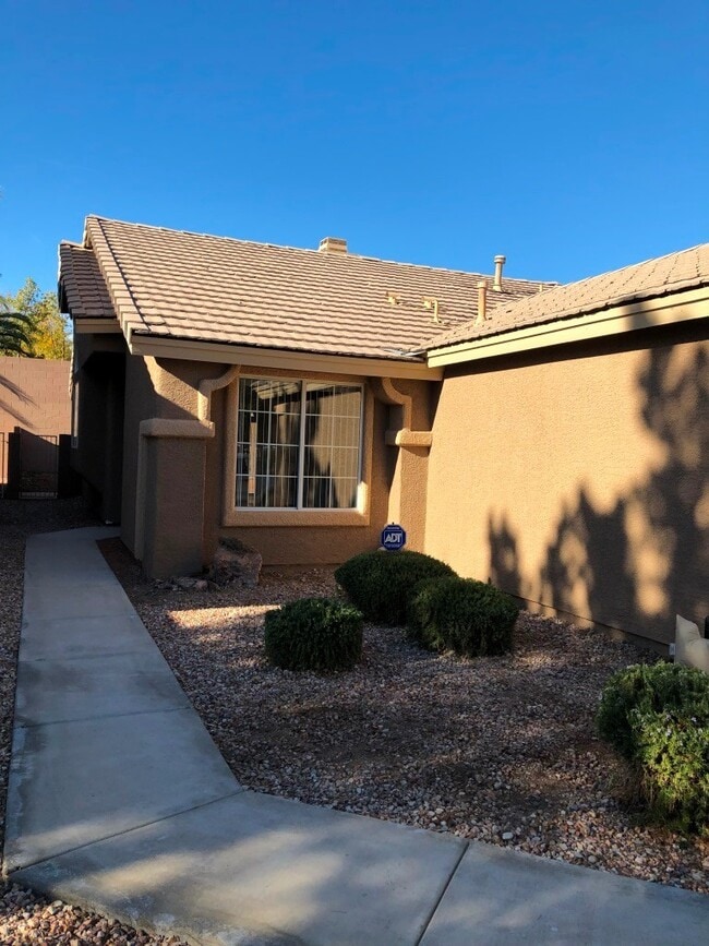 Building Photo - Beautiful Single Story Home