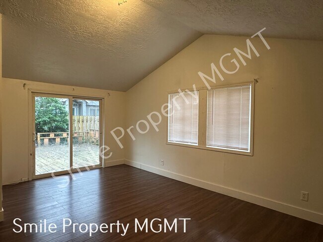 Building Photo - Comfortable Southeast Portland Living with Private Fenced Yards