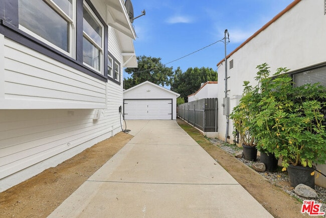 Building Photo - 5226 Rockland Ave