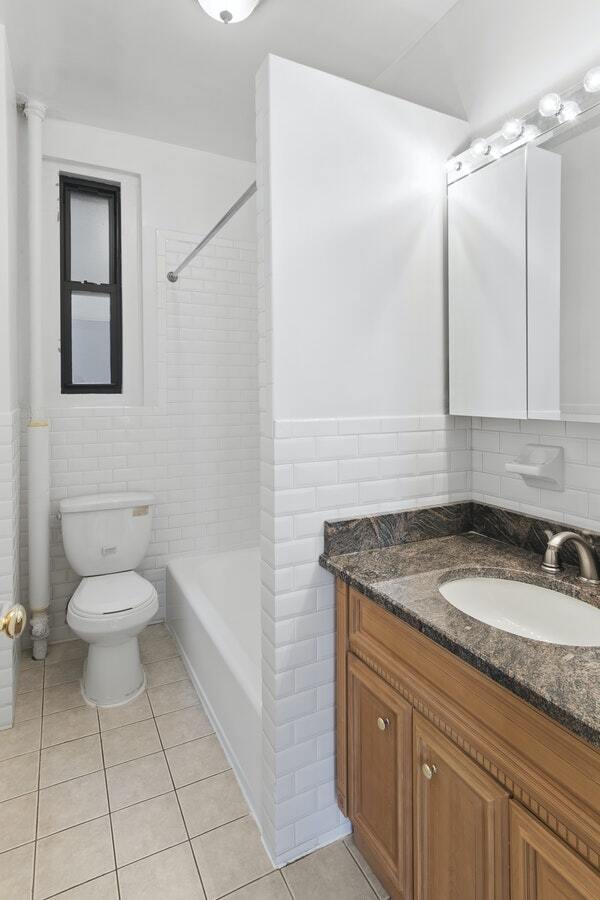 Building Photo - Charming UWS 2BR 1Bath