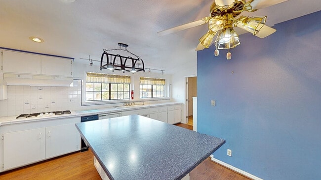 Building Photo - 208 W Broadbent Dr