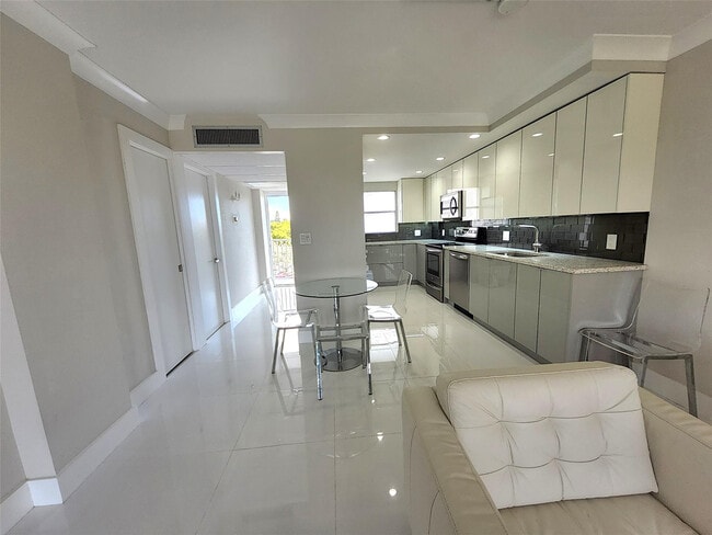 Building Photo - 112 Royal Pk Dr