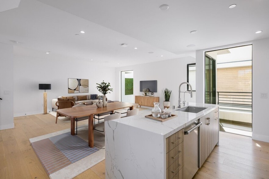 Building Photo - 741 N Gramercy Pl