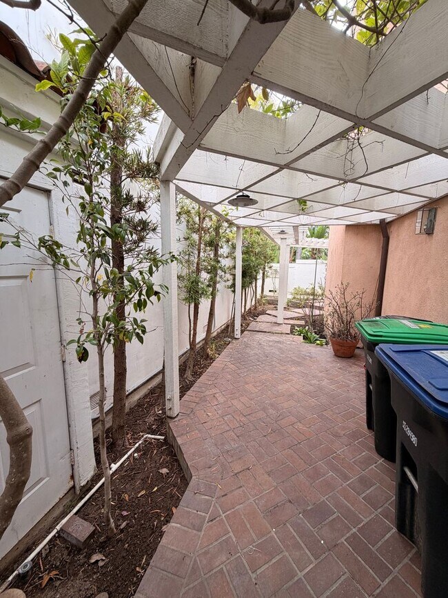 Building Photo - Beautiful 3 Bedroom, 2.5 Bathroom Newport ...