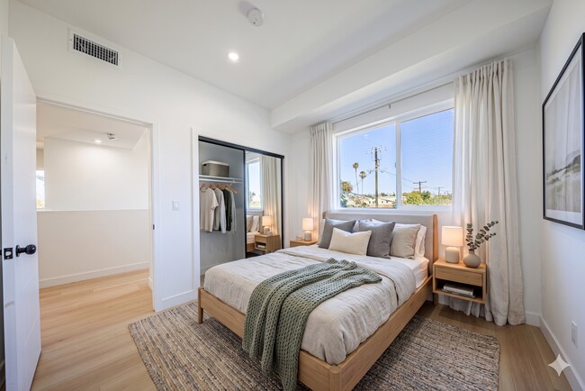 Building Photo - 2847 S Victoria Ave