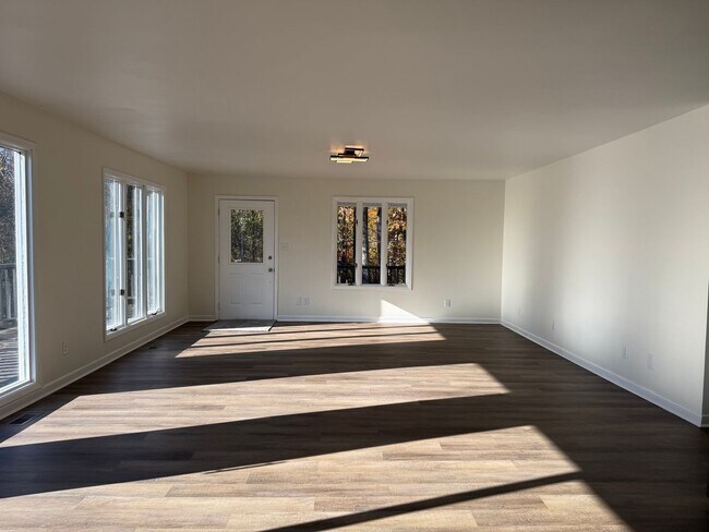 Building Photo - Newly renovated 3 Bedroom 3 Bathroom Home ...