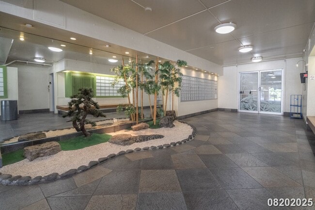 Building Photo - $2400 /1 Bed/ 1 Bath/ 1 Parking IN NUUANU