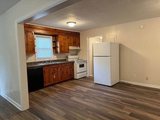 Building Photo - 1205 Broadus Ave SE