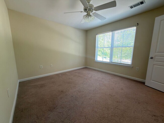 Building Photo - NOW AVAILABLE!  3 bedroom/3 bath condo for RENT!  $2400 per month - Free Shuttle to UTK campus!