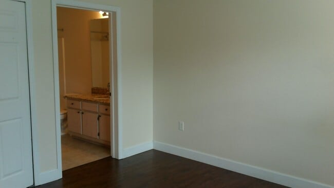 Building Photo - 5475 Vineland Rd