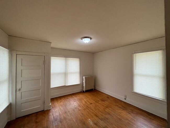 Building Photo - &#39;057