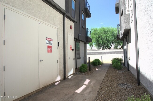 Building Photo - 2090 S Dorsey Ln