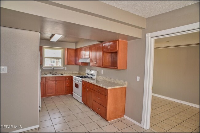 Building Photo - 9004 Acatlan Ln