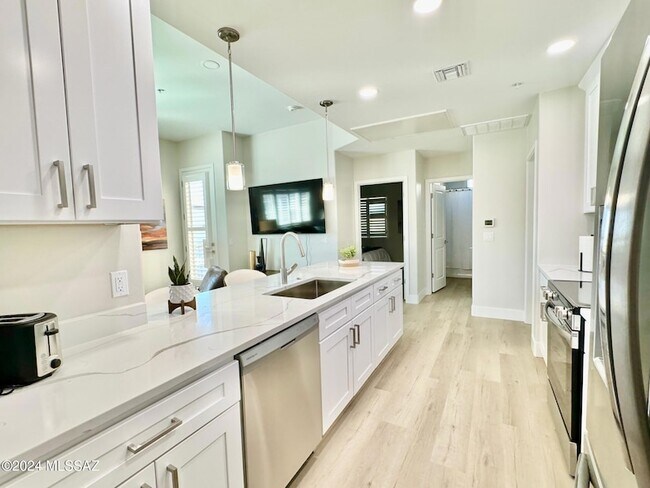 Building Photo - 2032 E River Rd