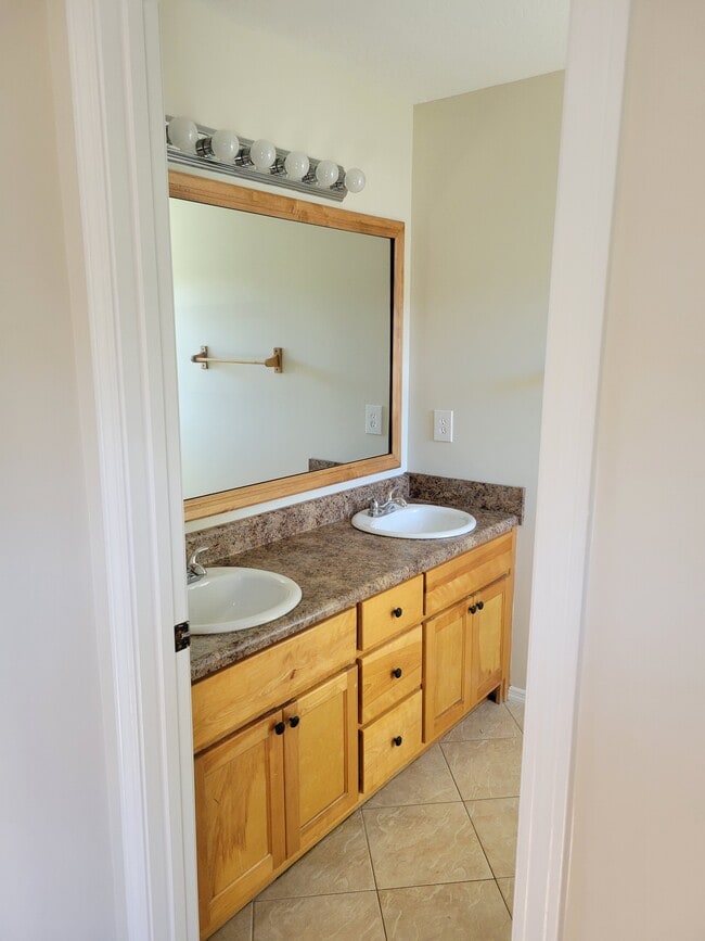 Building Photo - 458 Austin St