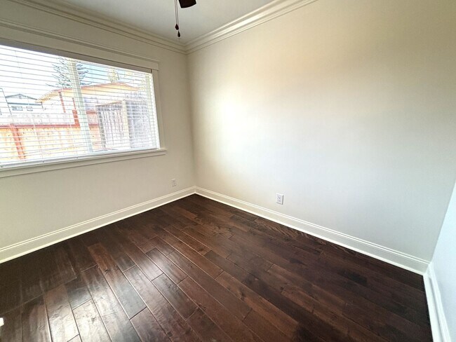 Building Photo - Adorable Beach-Close 2 Bedroom Bungalow in...