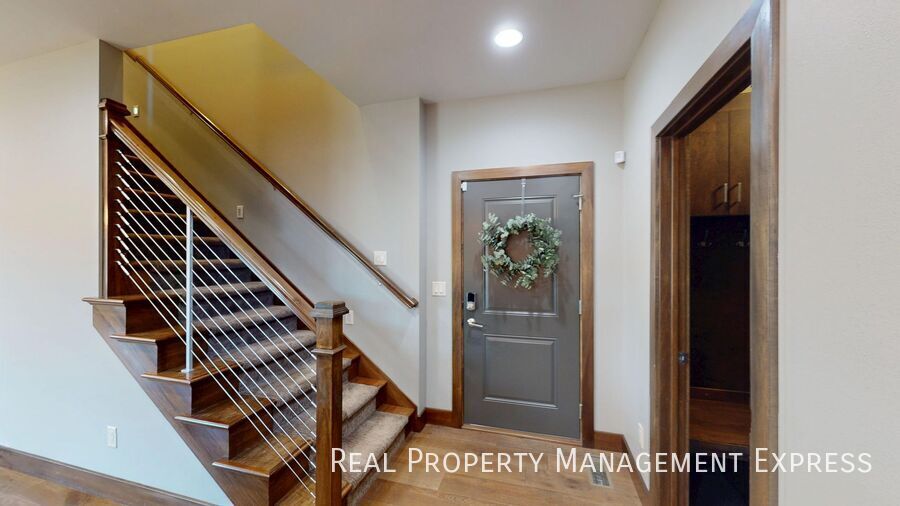 Building Photo - Beautiful 7 Bedroom 4 Bath Residence with ...