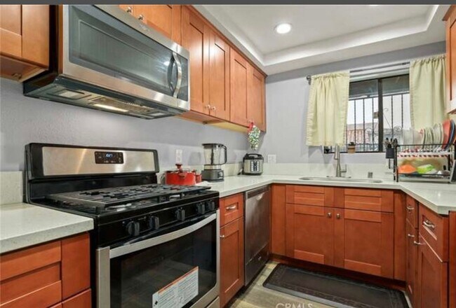 Building Photo - Charming 3BR Townhome in Gardena