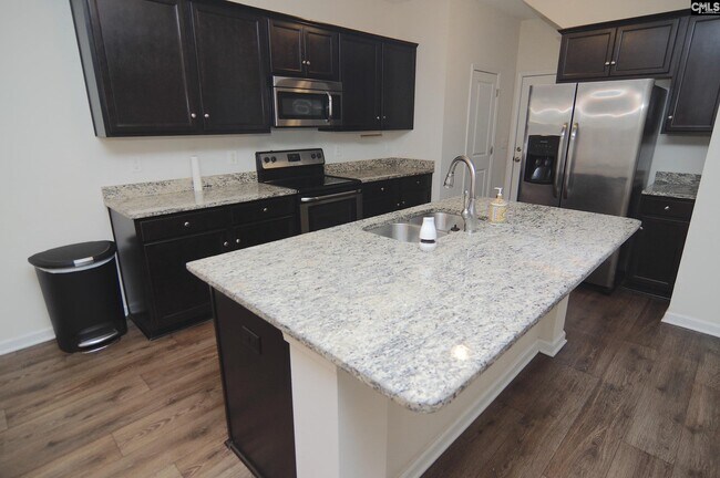 Building Photo - 194 Bonhomme Cir