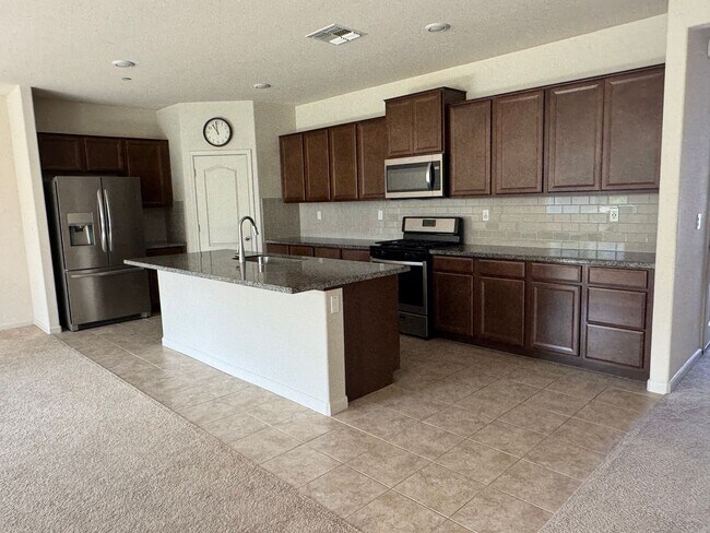 Building Photo - Nice Roseville home with RV access