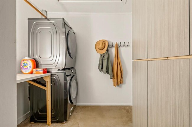 Building Photo - 9300 Meadow Vale