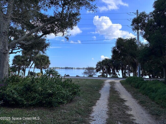 Building Photo - 803 Rockledge Dr