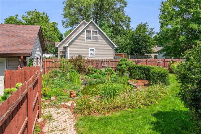 Building Photo - 145 Maple St