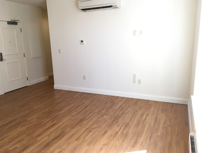 Building Photo - 875 Elm St