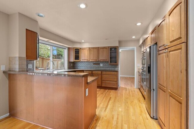 Building Photo - Air Conditioned Newcastle Beauty in Covete...
