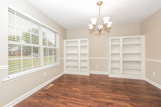 Building Photo - 1924 Pennington Dr